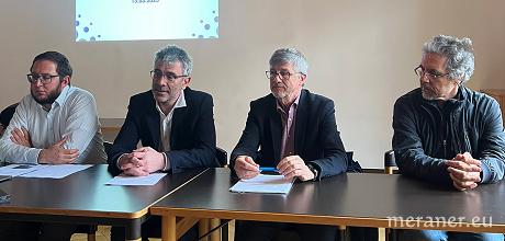 Bei der Vorstellung dieses wichtigen Infrastrukturprojektes für ein megaschnelles Breitbandnetz (v.l.n.r.): Andreas Ladurner (Projektleiter Infranet), Florian Fiegl (Generaldirektor Infranet), Stefan Frötscher (Stadtrat Gemeinde Meran), Stefan Götsch (Ingenieur, ehemaliger Gemeindetechniker Meran)