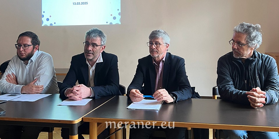 Bei der Vorstellung dieses wichtigen Infrastrukturprojektes für ein megaschnelles Breitbandnetz (v.l.n.r.): Andreas Ladurner (Projektleiter Infranet), Florian Fiegl (Generaldirektor Infranet), Stefan Frötscher (Stadtrat Gemeinde Meran), Stefan Götsch (Ingenieur, ehemaliger Gemeindetechniker Meran)