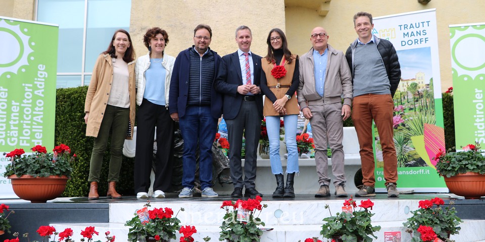 1)	Präsentierten mit Stolz die „Pflanze des Jahres“ (v.l.n.r.) Gabriele Pircher, Direktorin der Gärten von Schloss Trauttmansdorff, Ulrike Larcher, Südtiroler Gärtner, Stephan Kircher, Obmann der Südtiroler Gärtner, Landesrat Luis Walcher, Patin Nadia Battocletti, Mario Calliari, Präsident Trentino Fiori, Robert Psenner vom Jungpflanzenbetrieb Psenner.