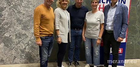 Im Bild (v.l.n.r.): Hannes Mussak (lvh-Vizepräsident), Angelika Wiedmer (lvh-Vorstandsmitglied), Mathias Piazzi (lvh-Bezirksobmann Burggrafenamt), Doris Jacob (Steinmetzbetrieb Jacob) und Walter Pöhl (lvh-Direktor) – Foto © lvh.apa