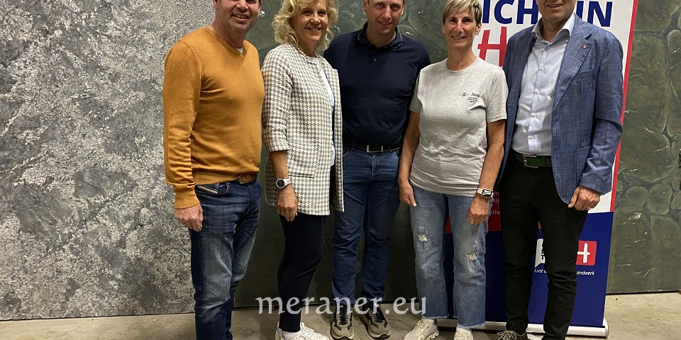 Im Bild (v.l.n.r.): Hannes Mussak (lvh-Vizepräsident), Angelika Wiedmer (lvh-Vorstandsmitglied), Mathias Piazzi (lvh-Bezirksobmann Burggrafenamt), Doris Jacob (Steinmetzbetrieb Jacob) und Walter Pöhl (lvh-Direktor) – Foto © lvh.apa
