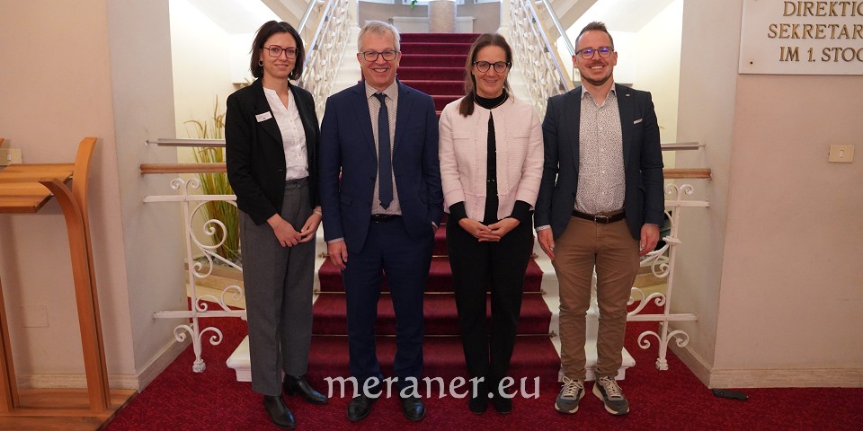 Bildtext: Von links: Alexandra Silvestri, Leiterin der Abteilung People & Culture im HGV, Andreas Erlacher, Vizedirektor der Landeshotelfachschule Kaiserhof, HGV-Vizepräsidentin Judith Rainer und Florian Obkircher, HGV-Bezirksobmann Pustertal/Gadertal.