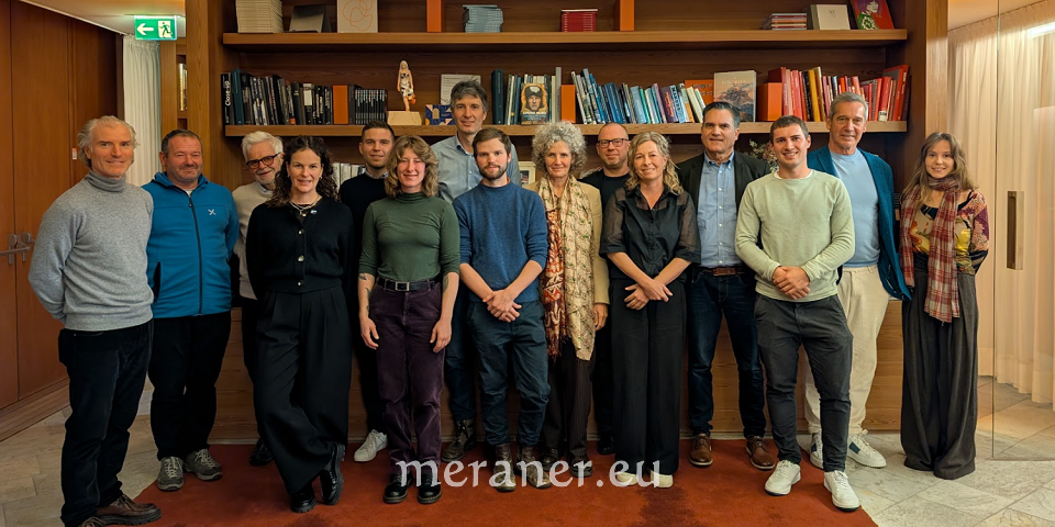 Von links nach rechts: Hartmann Donà, Norbert Kerschbamer, Ulrich Ladurner, Ingrid Ladurner, Lukas Hillepranter, Katharina Menz, Joachim Wolf, Friedrich und Stephanie von Pfeil, Erwin Eccli, Anita Mitterer, Stefan Kapfinger, Jakob Margesin, Johann Erb, Jana Geier.