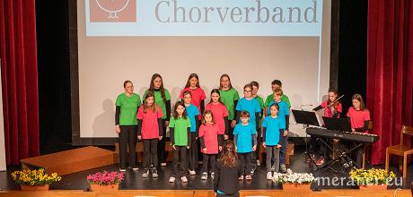 Der Kinder- und Jugendchor Oberrasen unter der Leitung von Waltraud Mair beeindruckte die Versammlung mit einem Lied zum Thema Frieden. Foto Rauch