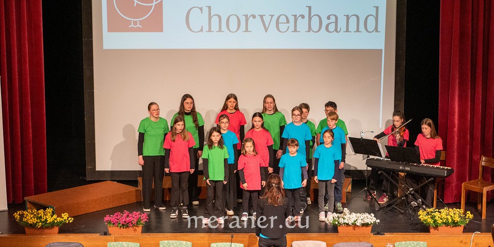 Der Kinder- und Jugendchor Oberrasen unter der Leitung von Waltraud Mair beeindruckte die Versammlung mit einem Lied zum Thema Frieden. Foto Rauch